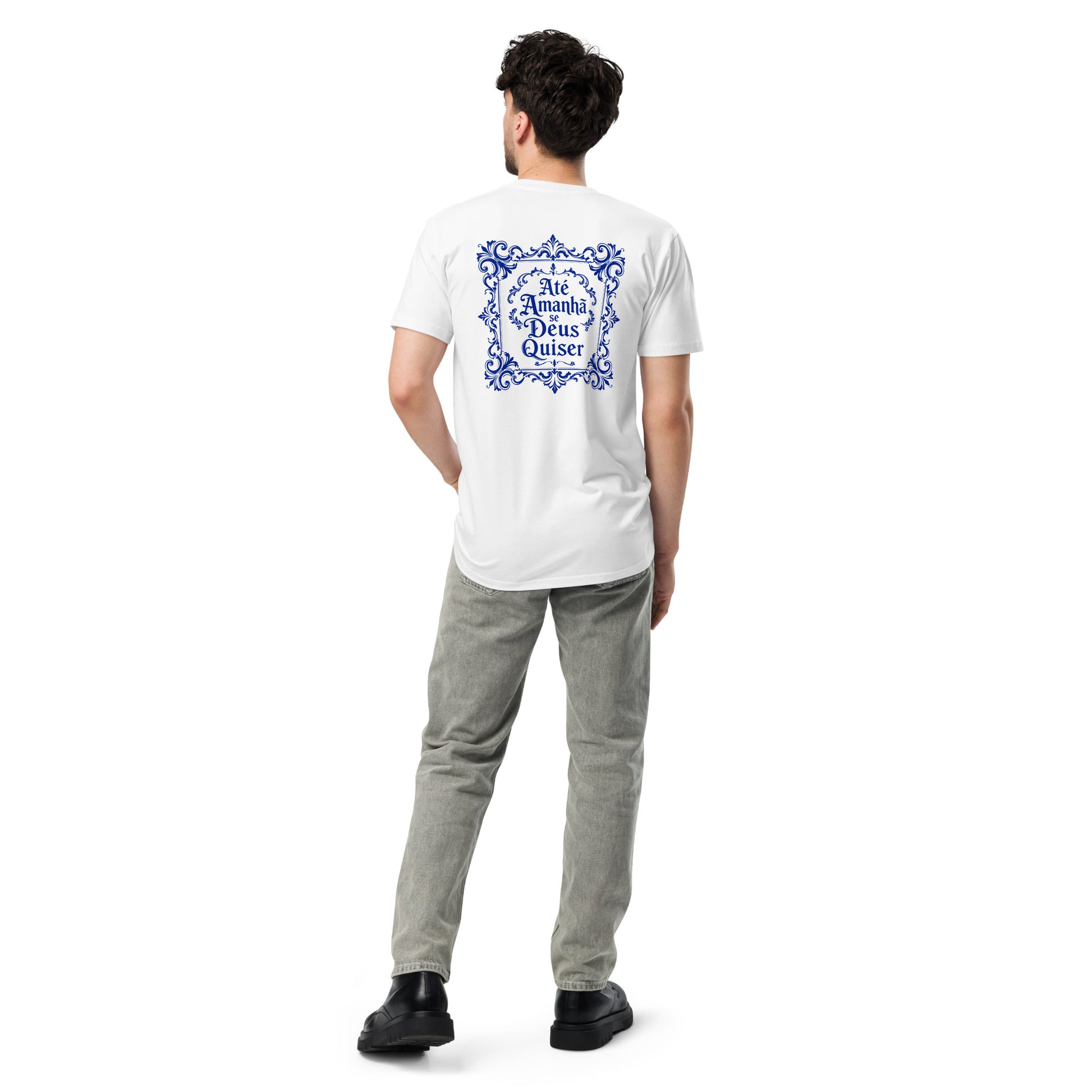 Close up of the azulejo back panel and the phrase Até amanhã se Deus quiser on a white RAIZ tee